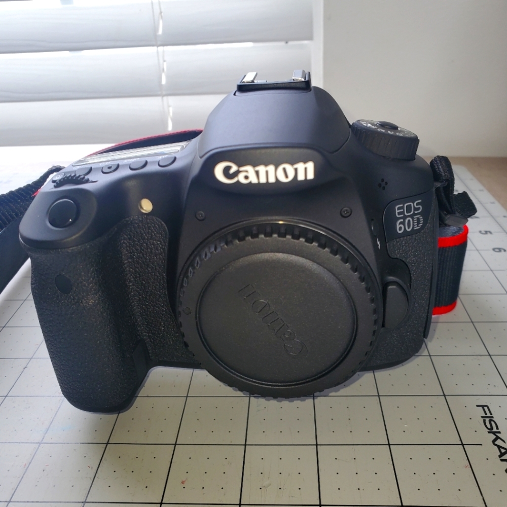 Canon EOS 60D DSLR 18MP Camera w/Lens, Carrying bag and accessories.